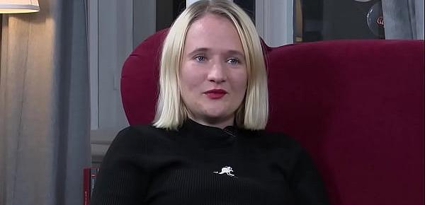 Lena verwöhnt sich auf dem Fußboden